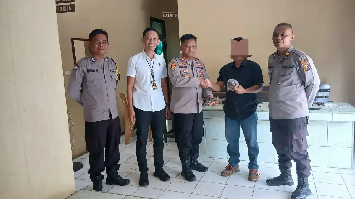 Warga Kelurahan Batu Urip Serahkan Senpi ke Polsek Lubuklinggau Utara Secara Sukarela - Tribunsumsel.com