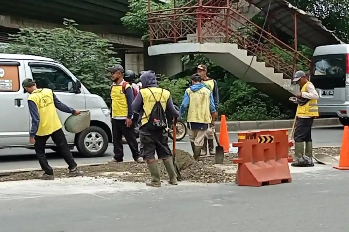 UPDATE: Sejumlah Pekerja Lakukan Persiapan Menjelang Sistem Satu Arah di Jalan Daan Mogot