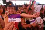 Siswa-SPM-Penerima-Bantuan-menunjukan-Kartu-PIP.jpg