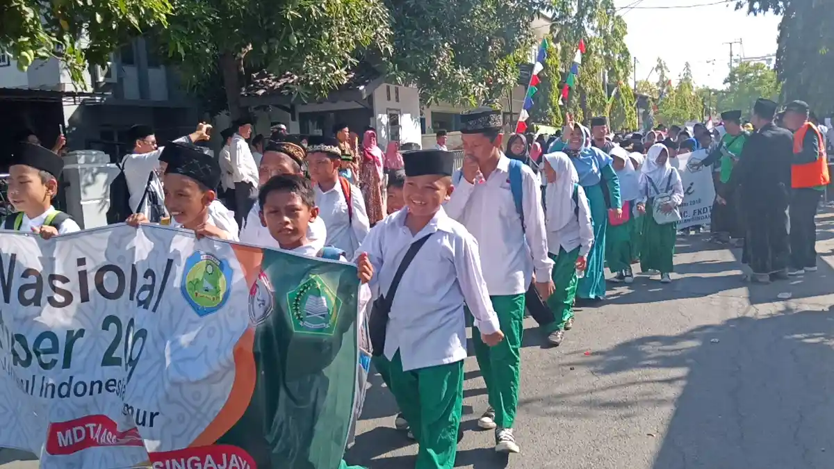 Meriah, Ribuan Santri di Indramayu Gelar Pawai Taaruf Peringati Hari Santri Nasional