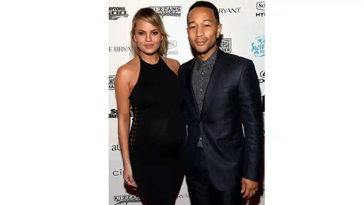 Istri John Legend Jalani Program Bayi Tabung di Sesi Pemotretan Pakaian Renang