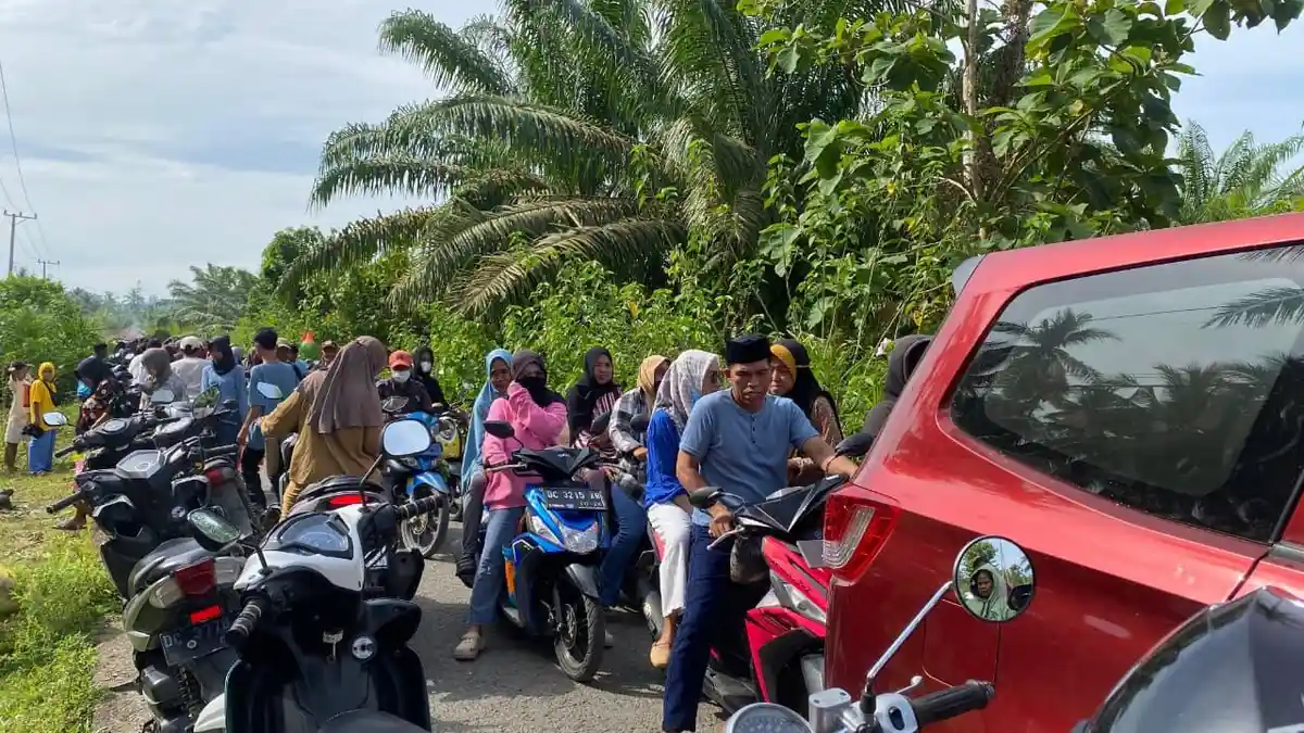 Sehari Jelang Lebaran, Pasar Bambalamotu Pasangkayu Diserbu Warga, Macet hingga 400 Meter