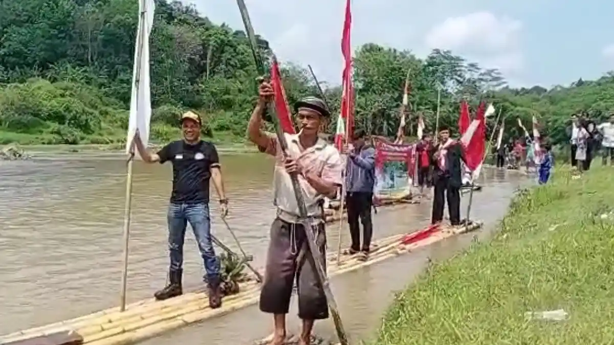 Pawai Rakit di Sungai Ciberang Lebak Meriahkan HUT RI ke 77