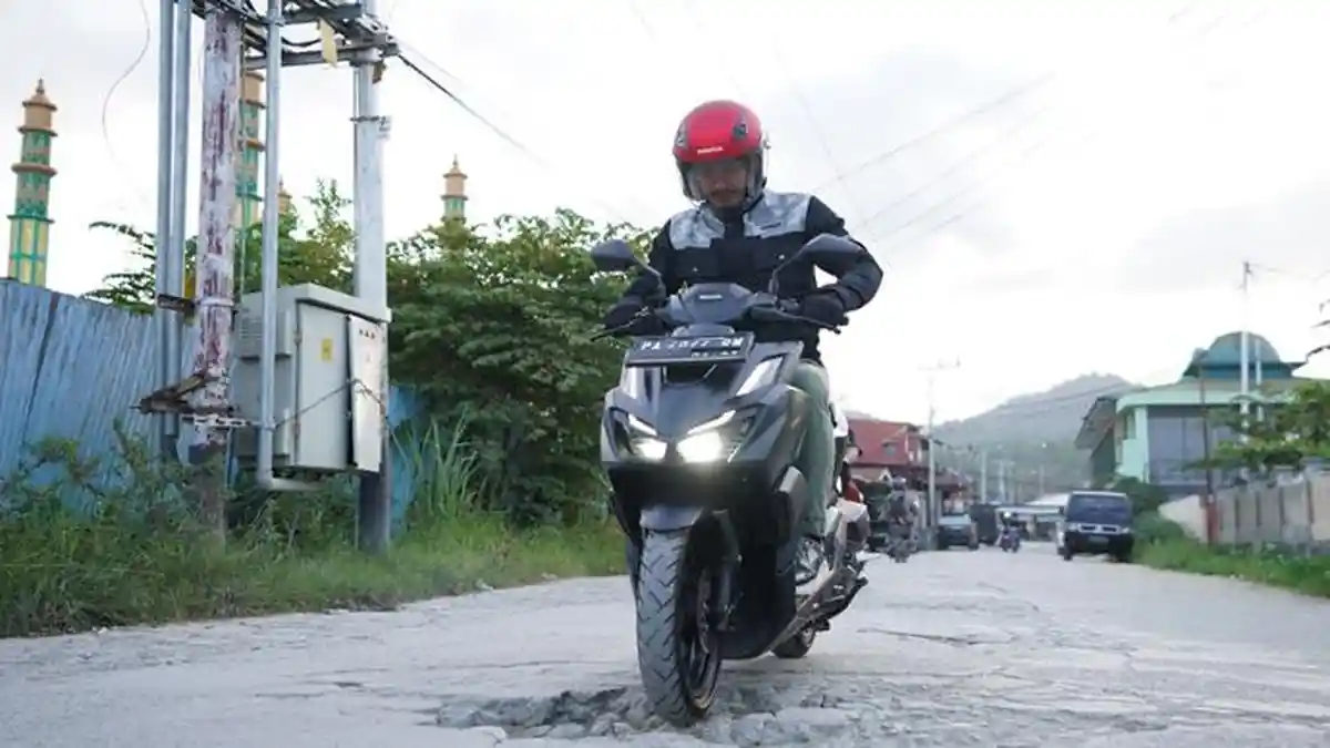 Tips Cari_Aman Saat Naik Motor ‘Berkendara Aman Saat di Jalan Beton’