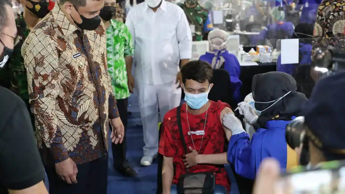 Tinjau Sentra Vaksinasi BUMN, Bobby Nasution Berharap 10 Ribu Jiwa Per Hari Dapat di Vaksin