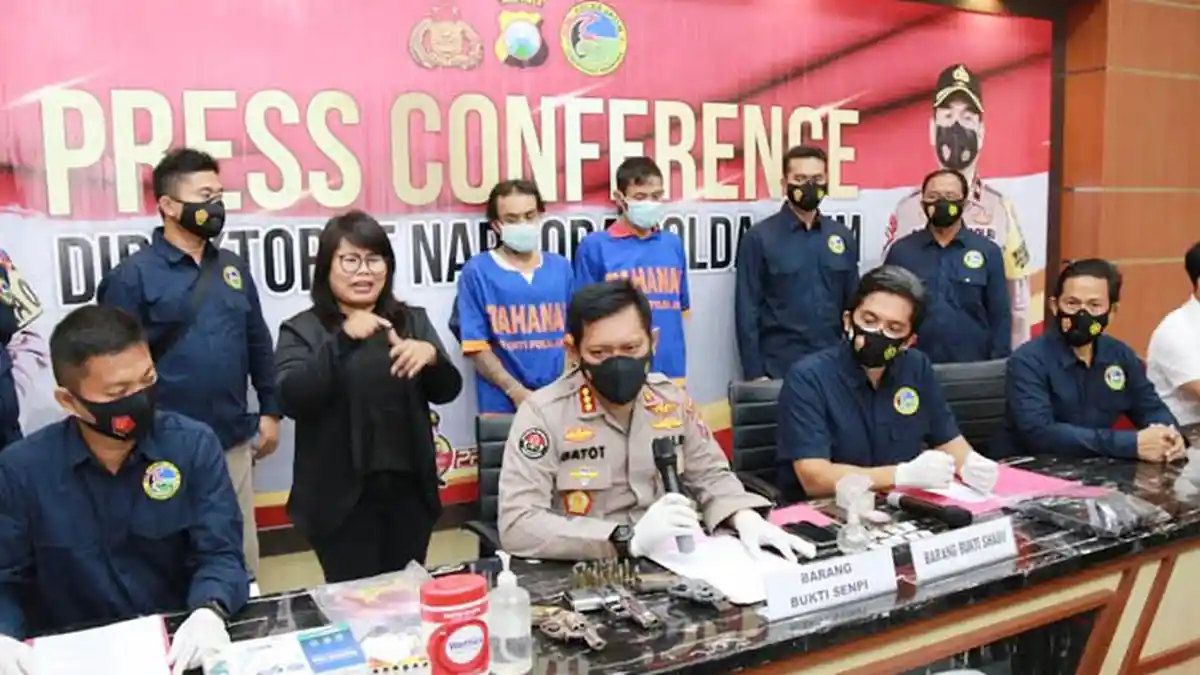 Pengedar Sabu Bersenjata Api Diamankan Polda Jatim, Ancaman Penjara Maksimal Seumur Hidup