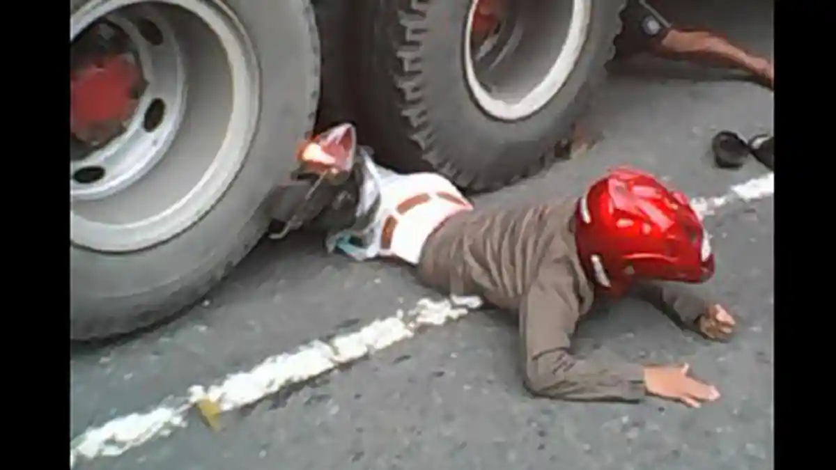 Alhamdulillah, Sopir Ini Sempat Lompat Sebelum Truk Jatuh ke Jurang