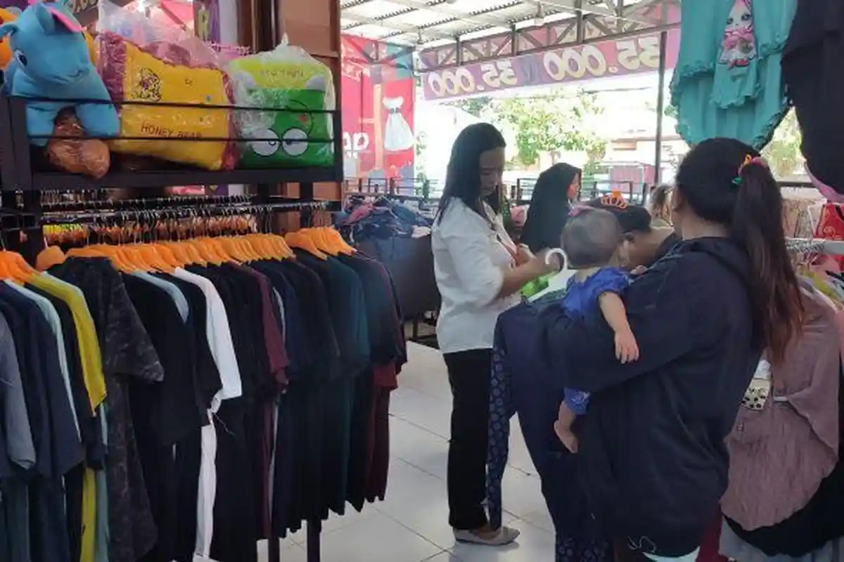 Jelang Natal, Toko Serba Rp35 Ribu di Tuminting Diserbu Warga Manado Sulawesi Utara