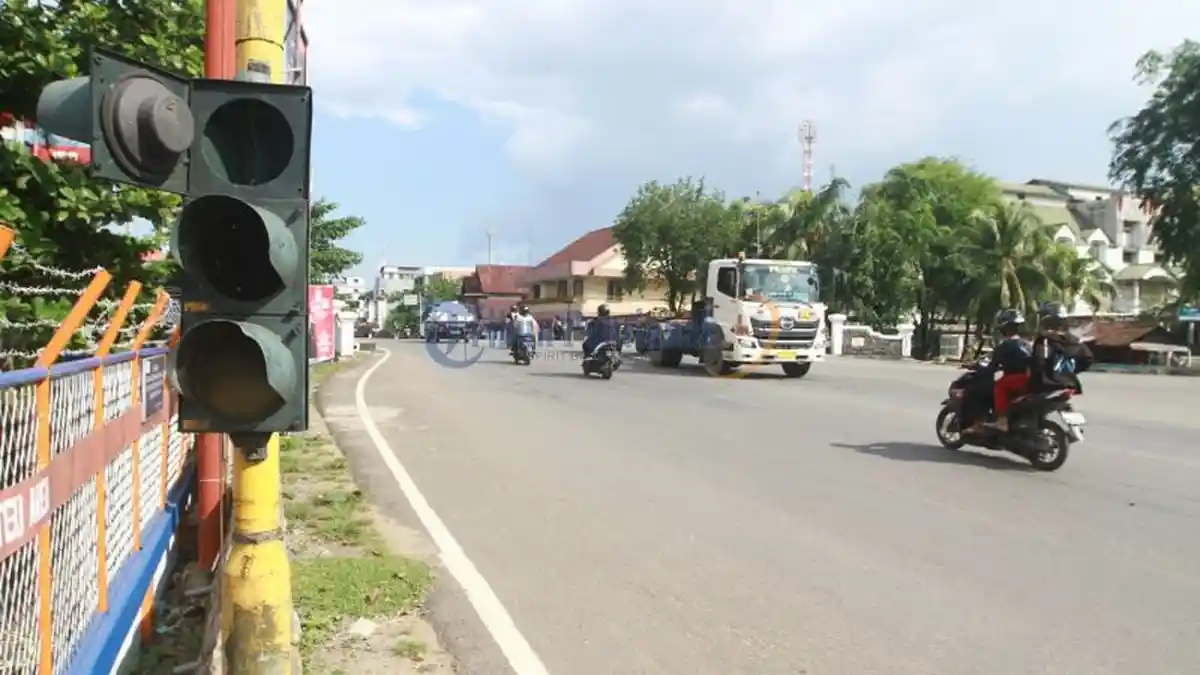 Foto Semrawutnya Lalu Lintas di Persimpangan Jalan Pak Kasih-Jalan Hasanuddin - lalu-lintas_20170930_174642.jpg