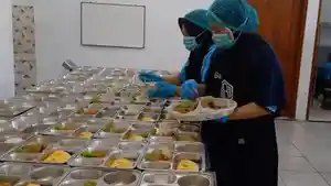 02102025-petugas-siapkan-makan-bergizi-gratis-mbg.jpg