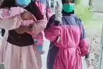 ibu-ratna-sedang-menggendong-bayinya-yang-lahir-tanpa-anus.jpg