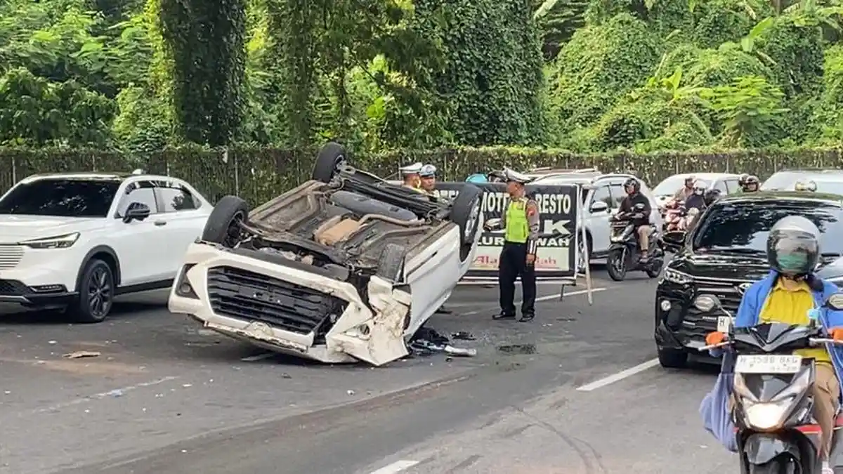 Mobil Avanza Terbalik di Tanjakan Gombel Semarang Bikin Macet Sampai Jatingaleh