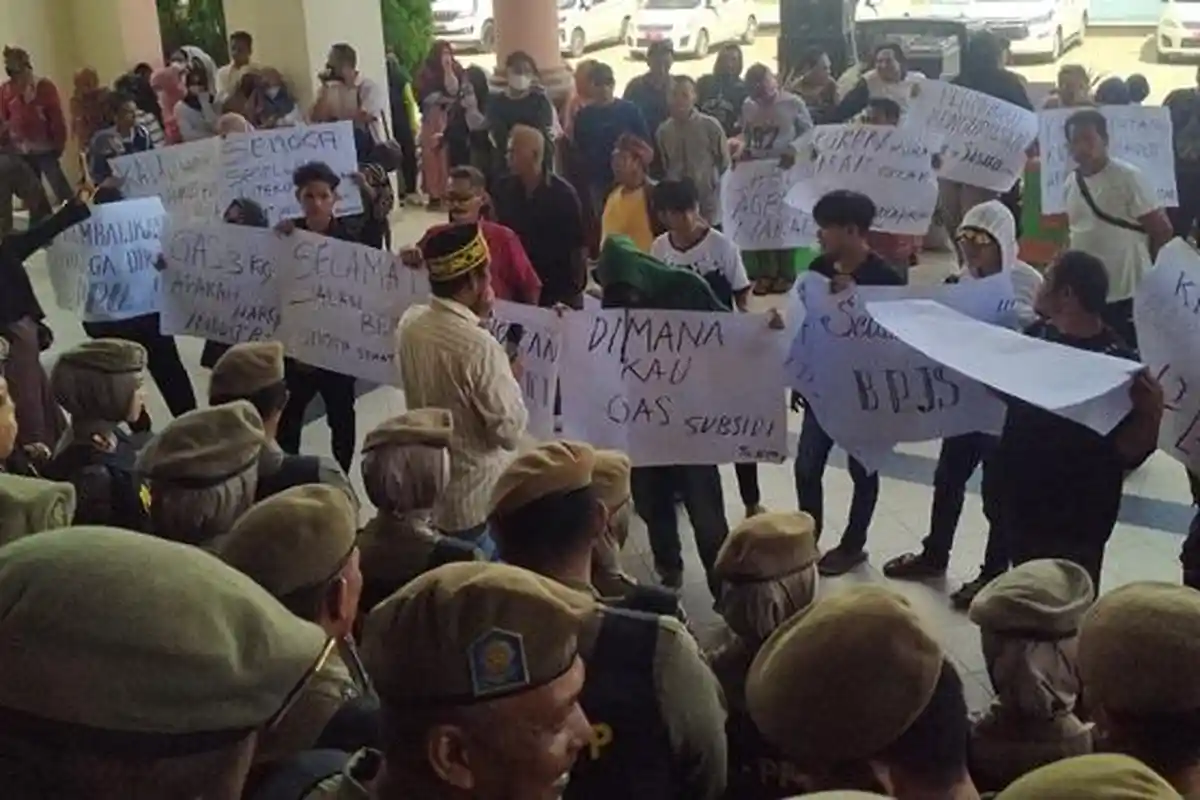 BREAKING NEWS: Ratusan Warga Demo Depan Kantor Pemkab, Hanya Mau Bertemu Bupati PPU, Ini Tuntutannya