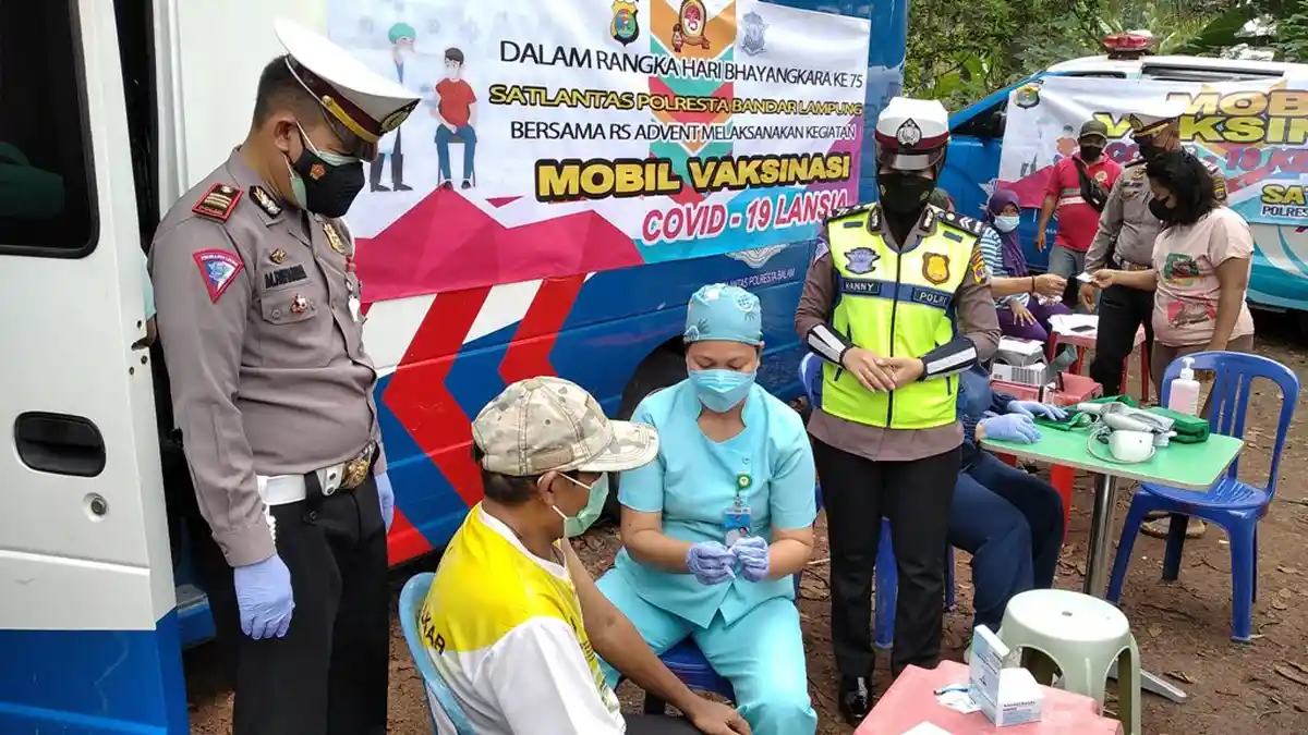 Satlantas Polresta Bandar Lampung Jemput Bola Lakukan Vaksinasi Covid-19 ke Warga