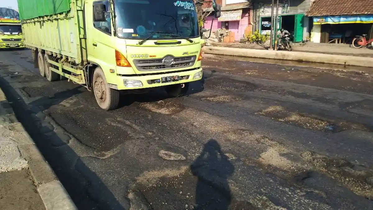 HOTLINE SEMARANG : Banyak Jalan Berlubang