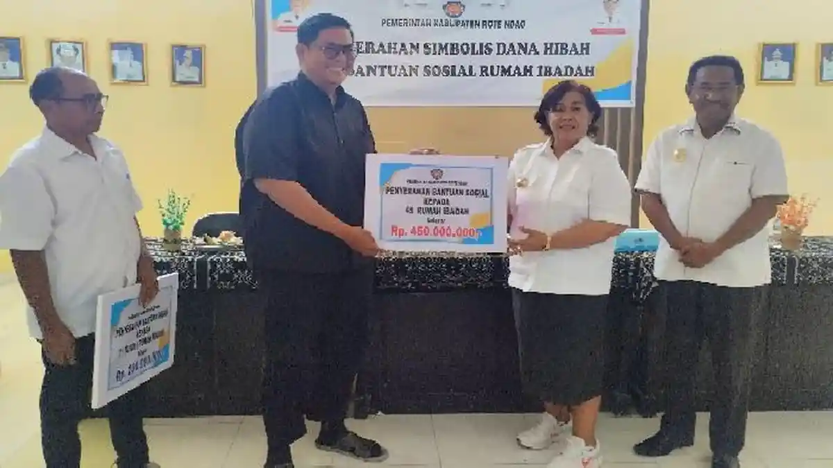 Pemkab Rote Ndao Serahkan Dana Hibah dan Bansos Pembangunan 52 Rumah Ibadah TA 2023