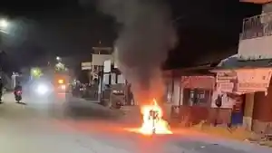 Kondisi-sepeda-motor-yang-dibakar-warga-milik-anggota-geng-motor.jpg