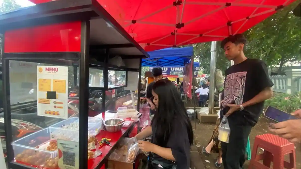 Lagi Viral Kuliner di Kota Bandung! Cimol Goang Meler Diserbu Pecinta Pedas