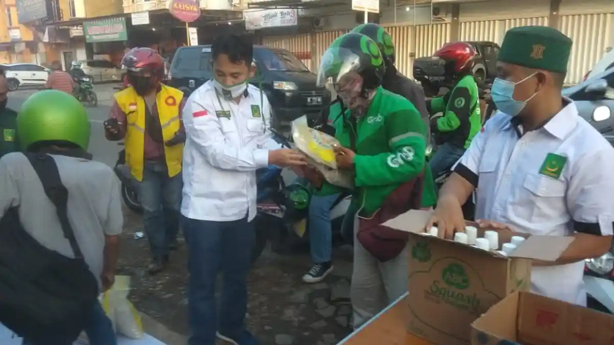 PBB Lampung Sebar Takjil dan Sembako ke Driver Ojol