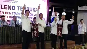 Dua-paslon-Bupati-dan-Wakil-Bupati-Pilkada-Mamuju-2024-menunjukkan-nomor-urut.jpg