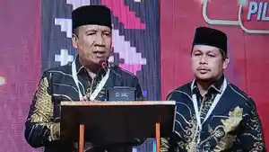 Pasangan-Fud-Aher-saat-debat-perdana-Pilkada-Sumbawa-Barat-2024.jpg