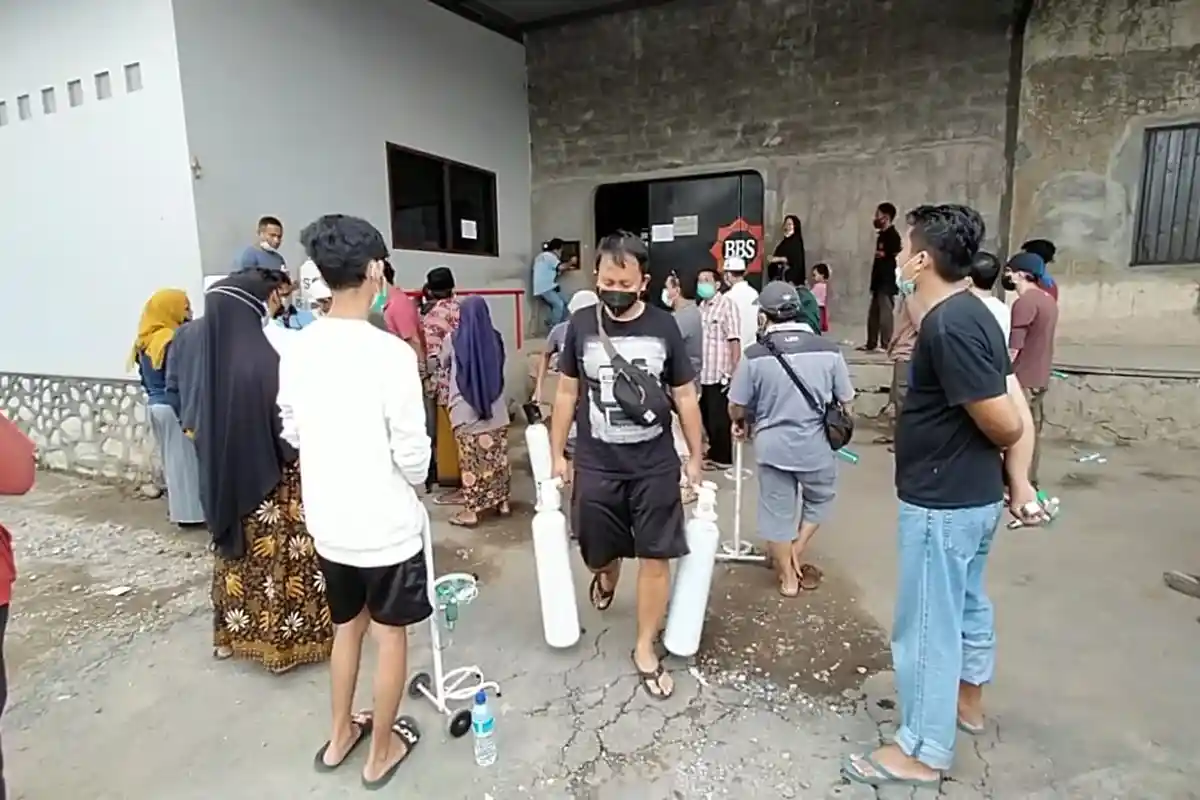 Warga Antre Berjam-jam Beli Oksigen di Mataram, Harga Naik pun Tak Jadi Soal   