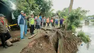 Hamenang-Wajar-Ismoyo-meninjau-langsung-lokasi-tanggul-jebol.jpg