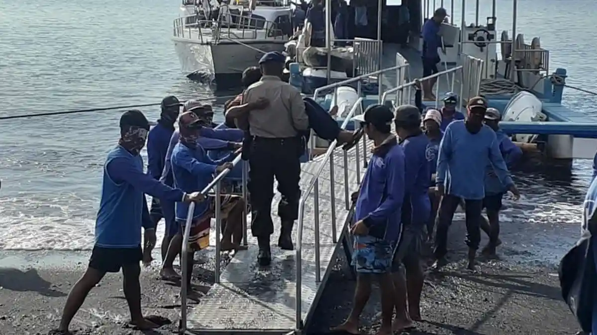 Belum Ada Ambulance Laut, Petugas Satpol Air Siaga Bantu Warga Sakit di Pelabuhan Kusamba