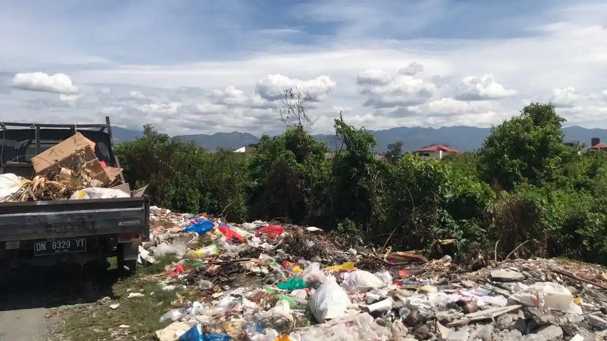 Ketua RW I Birobuli Selatan Semprot Mobil Pick Up Buang Sampah di Jl Daeng Lando II Palu