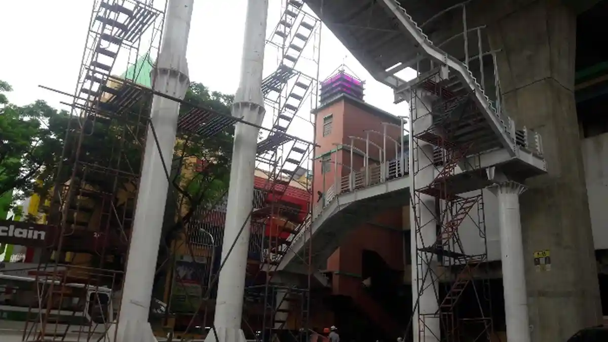 Bikin Bergidik, Halte Busway Ciledug Tak Ramah Bagi Ibu Hamil dan Lansia