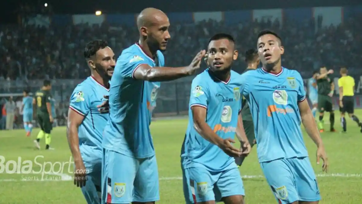Hat-trick Dendy Sulistyawan Bawa Persela Lamongan Atasi Persipura 3-2