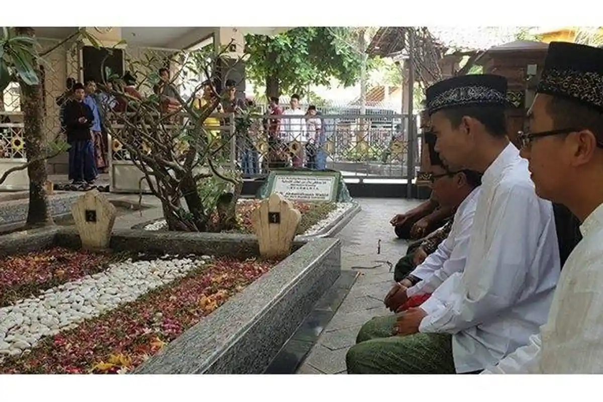UAS Sowan Kiai Maimoen Zubair dan Ziarahi Makam Pendiri NU, Netizen: Tinggal ke PBNU