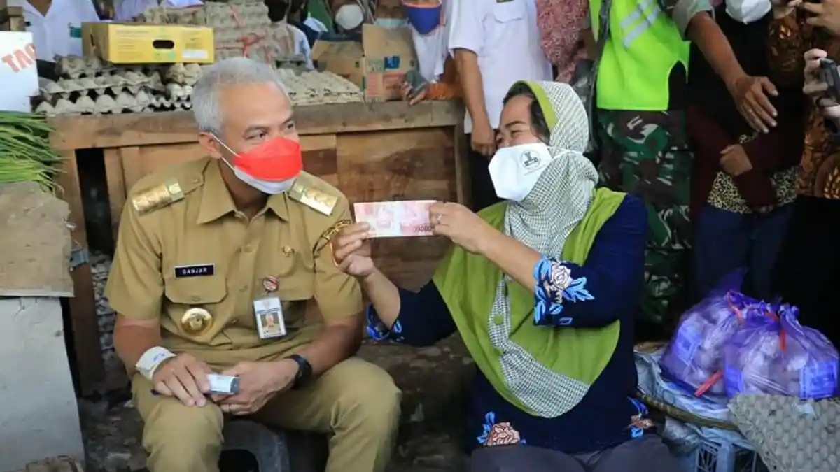 Saat Tunggu Kedatangan Jokowi di Brebes, Ganjar Dirayu Pedagang Telur Asin, Begini Reaksinya