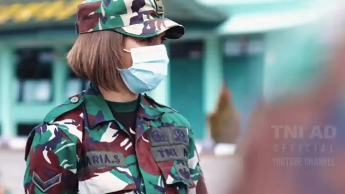 Kenalkan Serda Maria, Prajurit Kowad Cantik yang Viral karena Berambut Pirang