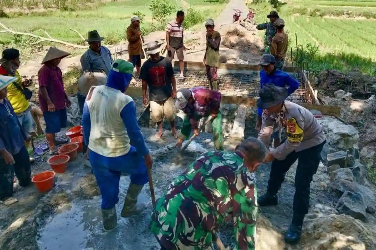 Warga Bersama TNI dan Polri Perbaiki Jembatan di Lampung Tengah