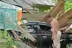 Satu-unit-mobil-Avanza-ringsek-berat-usai-menabrak-rumah-di-Desa-Tamborasi.jpg