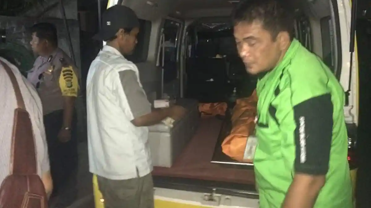 Mengenaskan, Pelajar SMA Ini Tewas Berlumuran Darah Sembari Mendekap Ibunya yang Sekarat