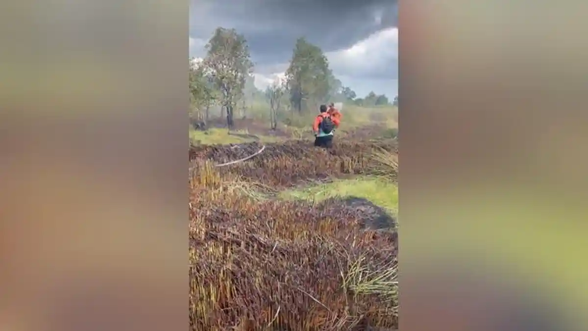 Lahan Kosong di Landasan Ulin Selatan Lianganggang Banjarbaru Terbakar Saat Cuaca Terik - Banjarmasinpost.co.id