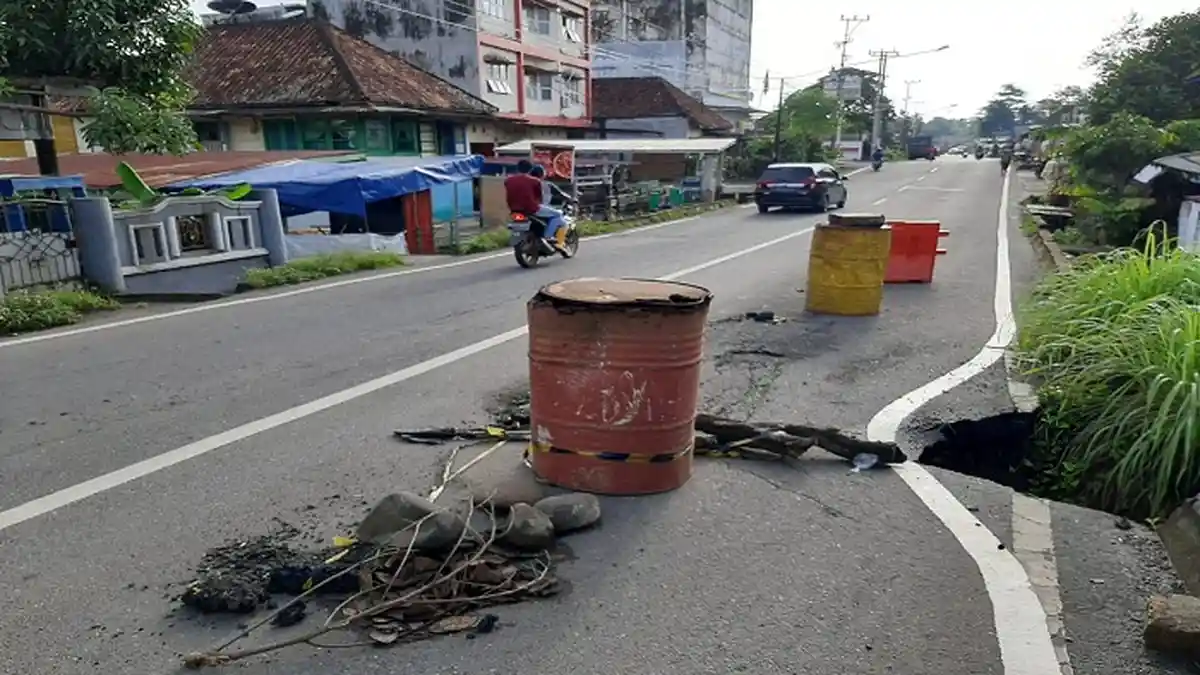 Kerusakan Jalan RE Martadinata Lahat Makin Parah, Pengguna Jalan Diminta Waspada