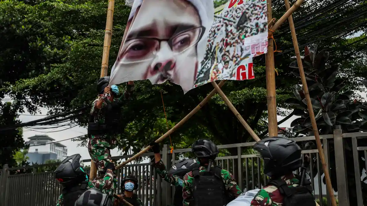FOTO - Pasukan TNI Copot Baliho Bergambar Habib Rizieq di Jakarta - patroli-keamanan.jpg