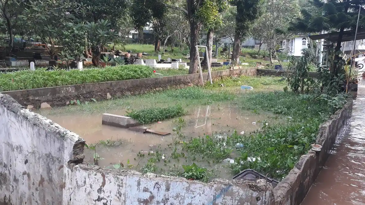 Banjir Kiriman Terjang Permukiman Warga Cipulir, Air Rendam Sebagian Makam