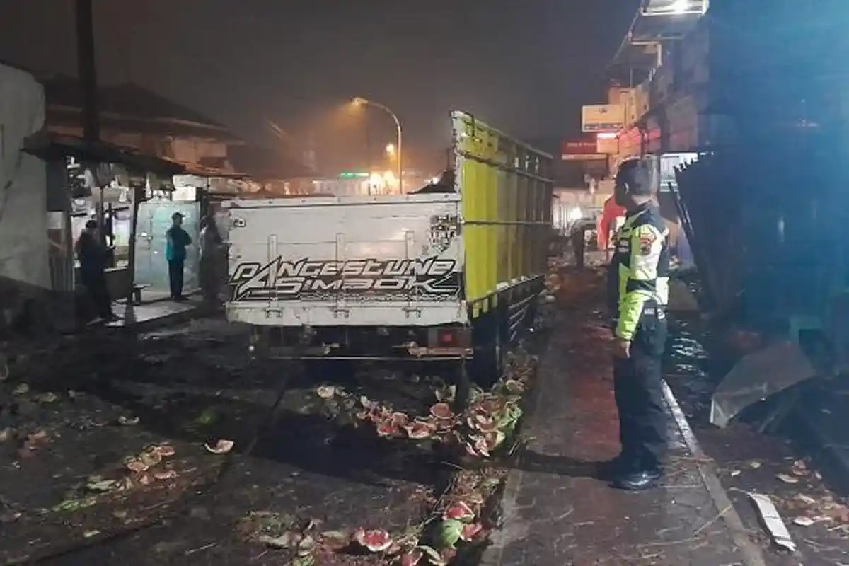 Truk Terguling di Simpang Kertek Wonosobo, 6 Ton Semangka Berserakan di Jalan