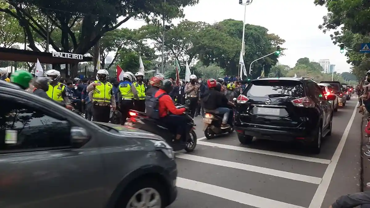Bunyi Klakson Motor dan Mobil Mengiringi Bubarnya Demonstrasi Mahasiswa di Patung Kuda Arjuna Wiwaha