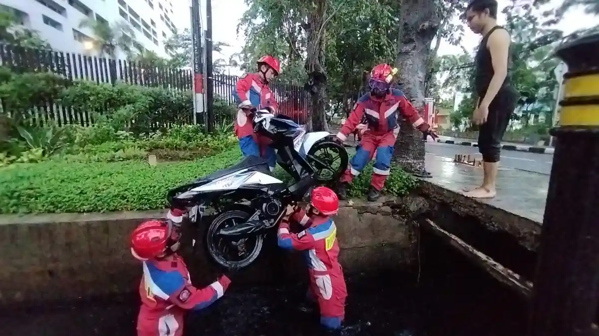 Usai Terpeleset, Motor Tercebur ke Gorong-Gorong di Koja Berujung Dievakuasi Damkar