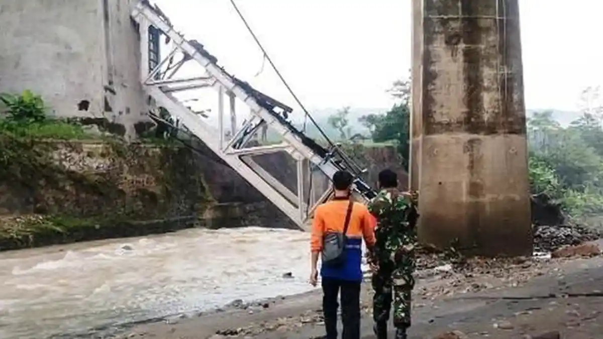 Jembatan Rel KA Surabaya-Jakarta di Brebes Putus Akibat Banjir