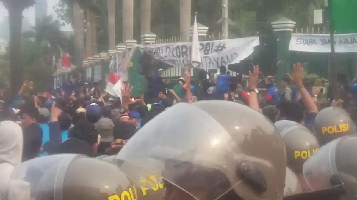 Goyangkan Pagar, Massa Mahasiswa Mendesak Masuk Gedung DPR