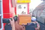Kerabat-dan-keluarga-membawa-jenazah-Anton-ke-rumah-duka.jpg