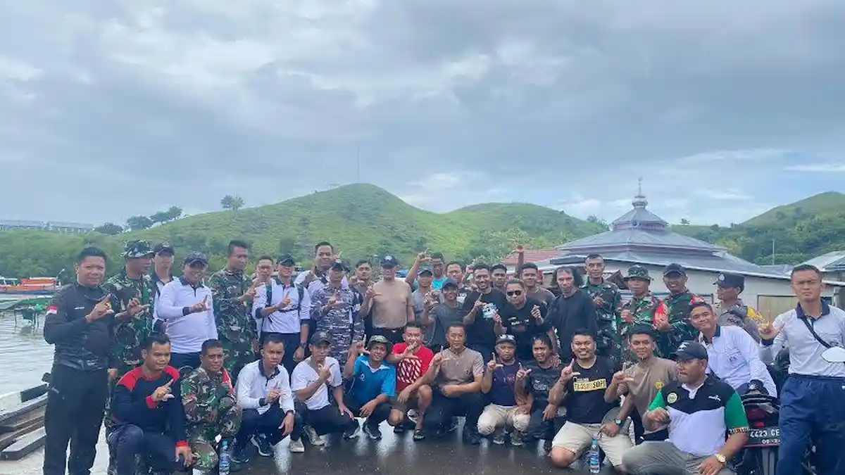 Peringati HPN, Wartawan Manggarai Barat Pungut 2 Ton Sampah di Desa Wisata