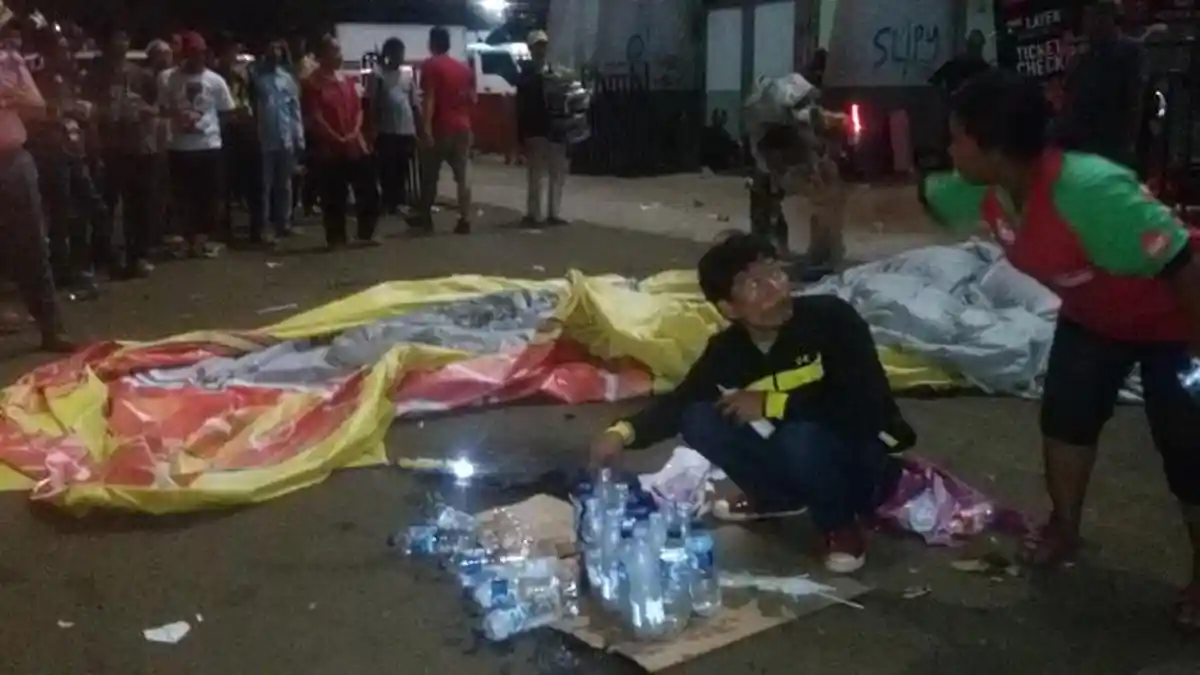 Penerjun TNI AL Jatuh di Luar Stadion GBK, Timpa Dagangan PKL