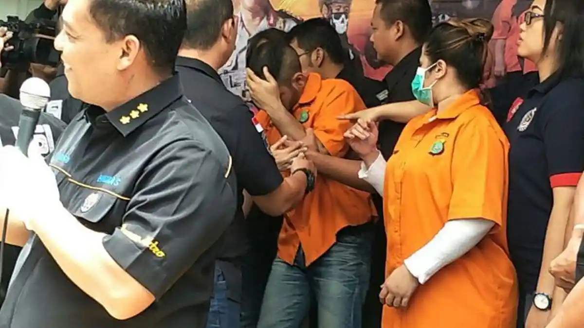 Detik-detik Calon Mantu Elvy Sukaesih Nyaris Pingsan saat Polisi Beber Bukti Pesta Sabu
